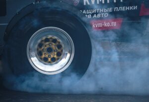 Choosing Powerchair Drive Configuration: The Ultimate 2026 Guide to Mid-Wheel vs. Rear-Wheel Drive